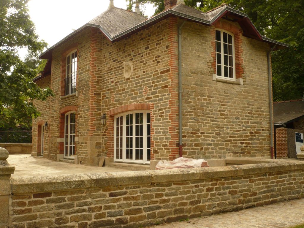 Menuiseries avec petits bois collés et faux intercalaires, appui arrondi et jet d'eau l'ancienne.