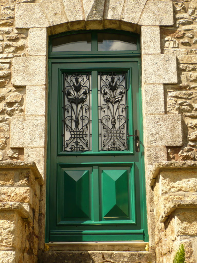 porte d'entrrée avec grille soubassement en pointe de diamant avec moulure grand cadre, repose des grilles après remise à neuf