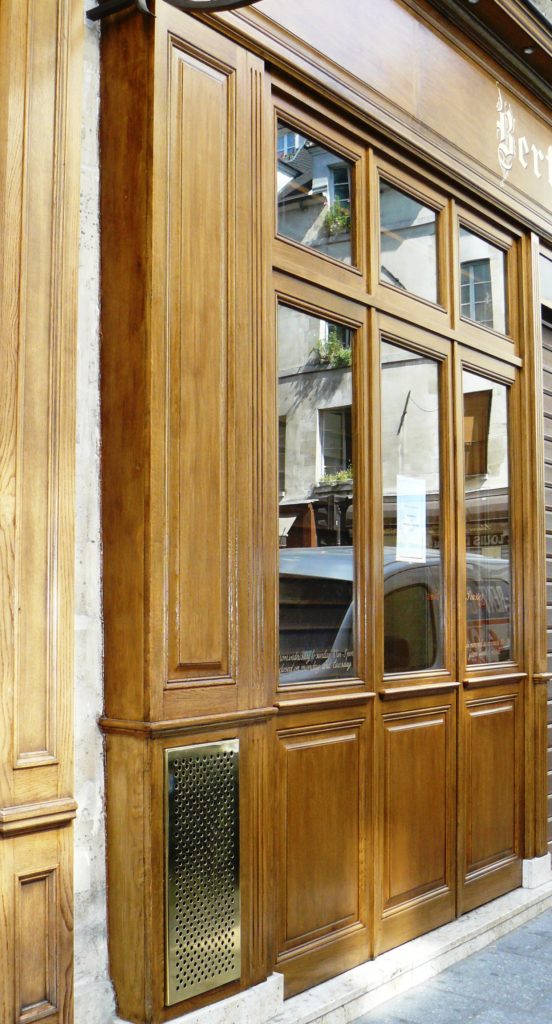 vitrine de magasin avec habillage panneaux plate-bande et cymaises