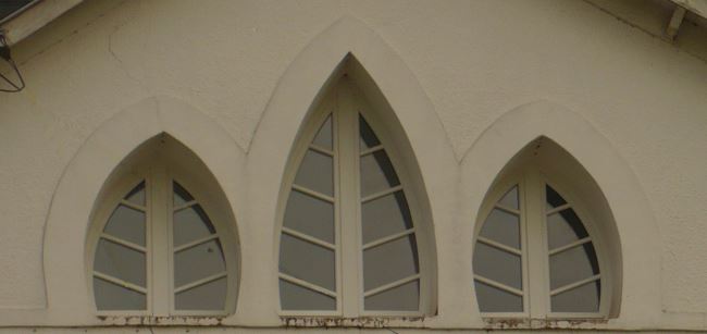 fenêtre ogive forme fougères