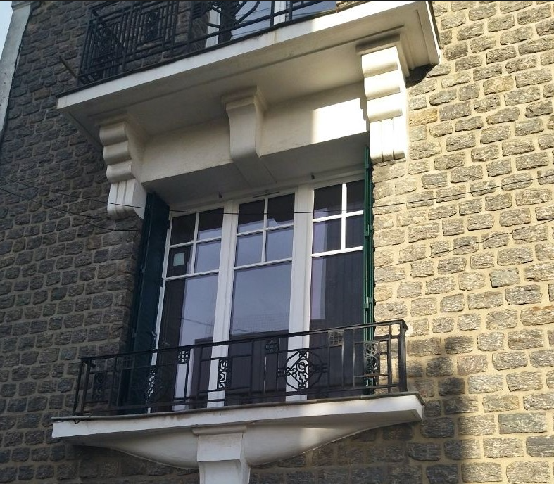Fenêtre croisée 2 vantaux avec châssis OF latéral et Crémone à l’ancienne. Petits bois collés à l’identique.